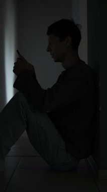 Ayrılıktan sonra duygular. Genç adam eski kız arkadaşını besliyor. Üzüntü ve kaybın acısını hissediyor. Kırık kalp ve yalnızlık. Dikey video