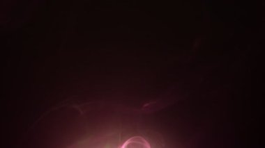 Yavaş çekim mor ve yeşil duman siyah arkaplanda yukarı doğru akar. Rüya gibi ortam havası için yumuşak soyut sis ve girdap dokusu. Meditasyon, müzik videoları, görseller için mükemmel.