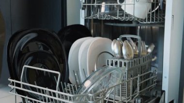 Bulaşıkçıdan temiz bulaşık almak ev yaşamını kapatır..