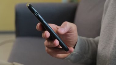 Kanepede akıllı telefon kullanan eller sosyal medya mesajlaşmasını kapatın