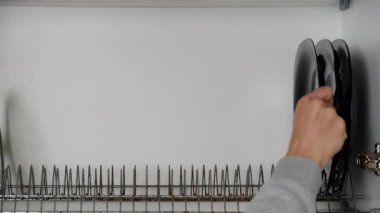 Kurutma askısında el yapımı siyah-beyaz tabaklar ev yaşam tarzını kapatıyor.