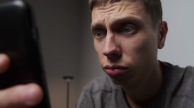 Akıllı telefon içeriğine duyulan duygusal tepkiler, genç adamın sosyal medyada şaşırtıcı ifadelerle dolaştığını gösteriyor.