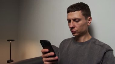 Sosyal medya bağımlılığı konsepti. İçi Gri Arkaplan 'da Akıllı Telefona Boş Yaklaş