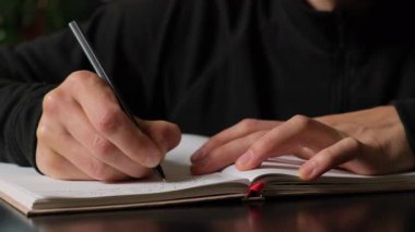 Düşüncelerini deftere kaydeden bir adam. Çünkü depresyonda, sorunları var ve psikoloğu olmadan bunu öğrenip kendine yardım etmek istiyor.