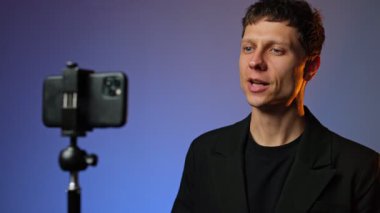 Motivasyon blogcusu akıllı telefon rgb hafif modern kurulum genç adam video kayıt