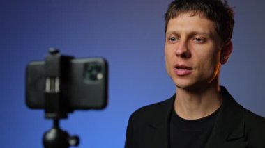 Motivasyon blogcusu akıllı telefon rgb hafif modern kurulum genç adam video kayıt