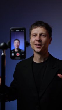 Motivasyon blogcusu akıllı telefon rgb hafif modern kurulum genç adam video kayıt