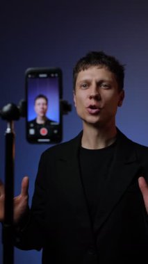 Motivasyon blogcusu akıllı telefon rgb hafif modern kurulum genç adam video kayıt