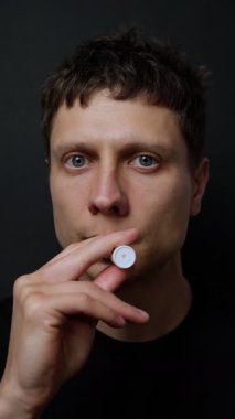 Yakışıklı Genç Adam Kara Arkaplan Erkek Güzelliği ve Cilt Bakımı Hakkında Dudak Merhemi Yakından Profili Uyduruyor.