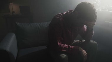 Karamsar karanlık odada, umutsuzca kanepede oturan adam hayat ve düşüncelerle boğuşuyor..