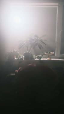 Karamsar karanlık odada, umutsuzca kanepede oturan adam hayat ve düşüncelerle boğuşuyor..