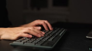 Genç adam, ofisteki bilgisayar klavyesinde stres ve yorgunluktan yere yığıldı..