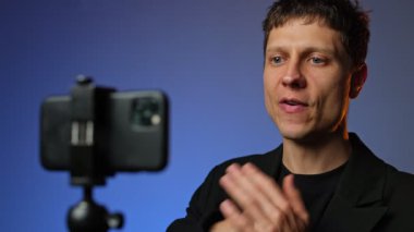 Takım elbiseli genç adam iş piramidi senaryosu gibi bir tarikatın başarı, zenginlik ve gücü hakkında kameraya dramatik bir şekilde konuşuyor. İronik motivasyon videosu..