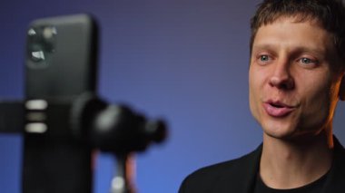 Motivasyon blogcusu akıllı telefon rgb hafif modern kurulum genç adam video kayıt