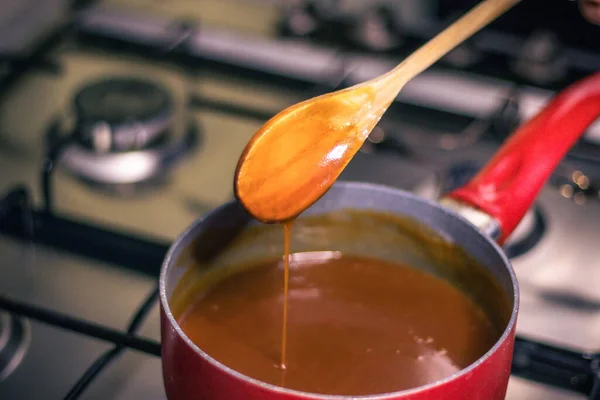 Gros Plan Sur Sauce Caramel Crème Préparée Main Par Chef — Photo
