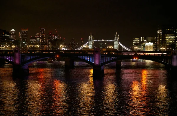 Londýn Velká Británie Prosince 2022 Osvětlené Budovy Noci Podél Řeky — Stock fotografie