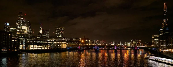 イギリス ロンドン 2022年12月23日 イギリス ロンドンのテムズ川沿いの夜間照明付き建物 — ストック写真