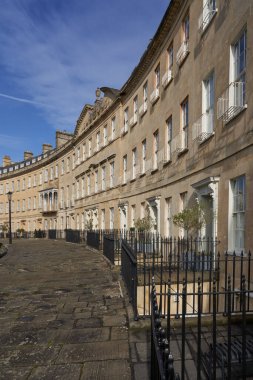 Bath, Somerset, İngiltere - 11 Nisan 2023: Birleşik Krallık 'ın Somerset kentindeki UNESCO Dünya Mirası Şehri' nde tarihi hilal. Gürcü Mimari.