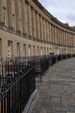 Bath, Somerset, İngiltere - 21 Mart 2023: Birleşik Krallık 'ın Somerset kentindeki UNESCO Dünya Mirası Şehri' nde Tarihi Kraliyet Hilal 'i. Gürcü Mimari.