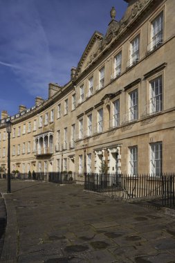Bath, Somerset, İngiltere - 11 Nisan 2023: Birleşik Krallık 'ın Somerset kentindeki UNESCO Dünya Mirası Şehri' nde tarihi hilal. Gürcü Mimari.