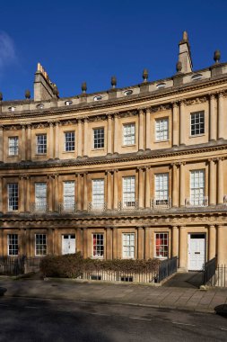 Bath, Somerset, Birleşik Krallık - 15 Nisan 2023: The Circus, Bath, Somerset, İngiltere 'de John Wood tarafından tasarlanan tarihi Gürcü kasaba evleri.