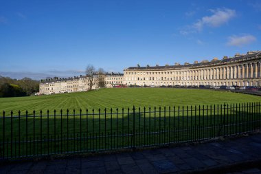 Bath, Somerset, Birleşik Krallık - 15 Nisan 2023: Birleşik Krallık 'ın Somerset kentindeki UNESCO Dünya Mirası Şehri' nde Tarihi Kraliyet Hilal 'i. Gürcü Mimari.