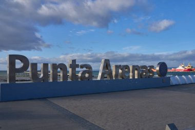 Punta Arenas, Şili - 30 Ekim 2022: Punta Arenas, Güney Şili 'de Macellan Sırtı boyunca liman. Buz gemileri rıhtıma yanaştı.. 