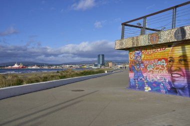 Punta Arenas, Şili - 30 Ekim 2022: Limanda Punta Arenas 'ın güneyindeki Straight of Magellan boyunca tarihi anıtlar ve deniz ürünleri işaretlendi