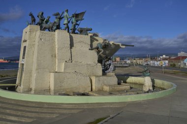 Punta Arenas, Şili - 30 Ekim 2022: Limanda Punta Arenas 'ın güneyindeki Straight of Magellan boyunca tarihi anıtlar ve deniz ürünleri işaretlendi