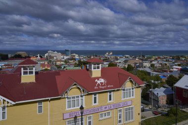 Punta Arenas, Şili - 30 Ekim 2022: Tarihi Punta Arenas şehrinde renkli boyanmış binalar. Güney Şili