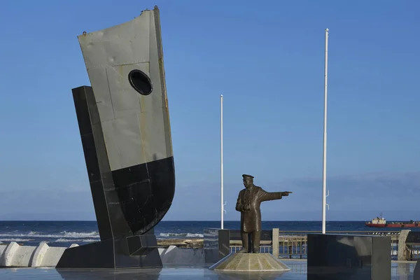 智利蓬塔阿雷纳斯 2022年10月29日 皮洛托帕尔多女神像与 Quot 叶尔乔 Quot 号船的船头一起在蓬塔阿雷纳斯海滨 纪念1916年从大象岛上营救恩德加号船员 — 图库照片