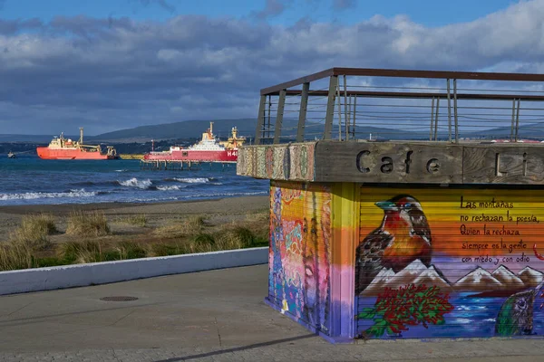 2022年10月30日チリのプンタ アレナス プンタ アレナス市南部のマゼラン海峡沿いの歴史的建造物や航海用品でマークされたウォーターフロント — ストック写真