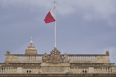   Malta, Malta bayrağıyla Valetta 'nın pitoresk şehri