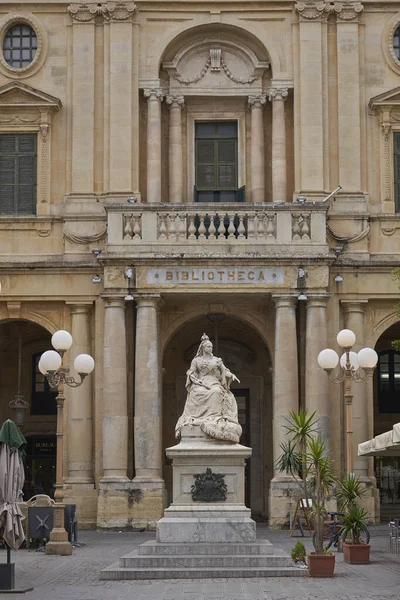 ビブリオテカの前のヴィクトリア女王像マルタの首都広場の共和国広場 — ストック写真