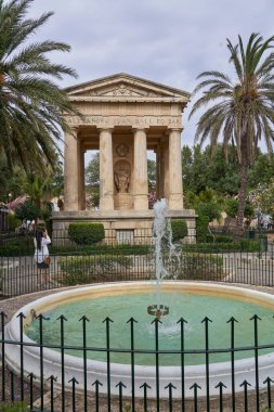 Valetta, Malta - 5 Haziran 2023: Malta Valetta kentindeki Grand Harbour 'a bakan Aşağı Barrakka Bahçeleri.