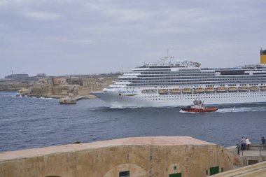 Valetta, Malta - 5 Haziran 2023: Malta Valetta 'daki Grand Harbour' dan çıkan büyük yolcu gemisi