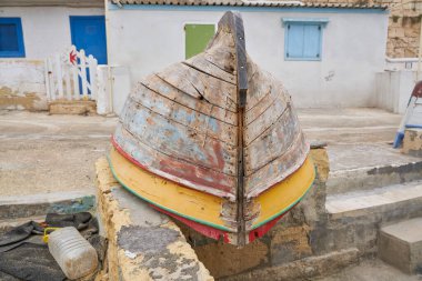 Valetta, Malta - 6 Haziran 2023: Valetta, Malta 'daki Grand Harbour kıyısında küçük bir balıkçı köyü