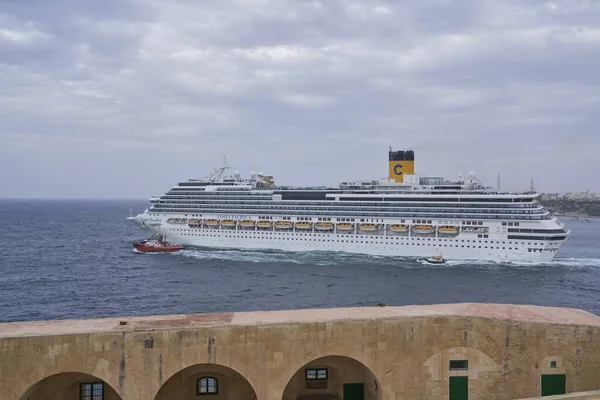 Valetta Malta June 2023 Large Cruise Ship Exiting Grand Harbour — Stock Photo, Image