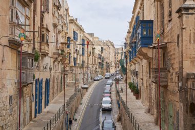 Valetta, Malta - 6 Haziran 2023: Malta 'nın Valetta şehrinde dar sokaklar boyunca uzanan tarihi binalar