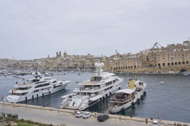 Valetta, Malta - 6 Haziran 2023 Grand Harbour, Valetta, Malta 'da Saint Angelo Kalesi' ne demirlemiş lüks tekneler. 