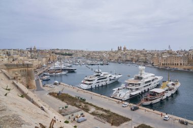 Valetta, Malta - 6 Haziran 2023 Grand Harbour, Valetta, Malta 'da Saint Angelo Kalesi' ne demirlemiş lüks tekneler. 