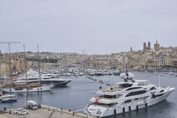 Валетта Мальта Червня 2023 Луксорські Човни Пришвартовані Поруч Форт Сент — стокове фото