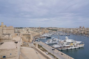 Valetta, Malta - 6 Haziran 2023 Grand Harbour, Valetta, Malta 'da Saint Angelo Kalesi' ne demirlemiş lüks tekneler.