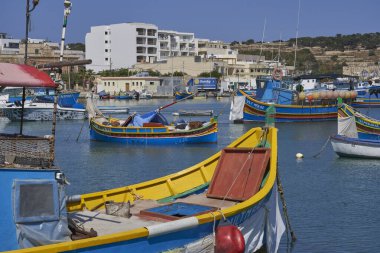 Marsaxlokk, Malta - 7 Haziran 2023: Malta 'nın tarihi balıkçı kasabası Marsaxlokk limanında geleneksel balıkçı tekneleri