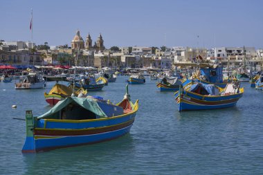Marsaxlokk, Malta - 7 Haziran 2023: Malta 'nın tarihi balıkçı kasabası Marsaxlokk limanında geleneksel balıkçı tekneleri