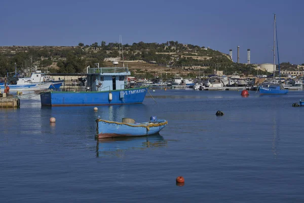 Marsaxlokk Malta Junio 2023 Barcos Pesqueros Tradicionales Puerto Histórica Ciudad —  Fotos de Stock