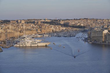 Valetta, Malta - 7 Haziran 2023: Gün batımında Büyük Liman 'dan Yukarı Barrakka Bahçelerinden Malta' daki Birgu ve Senglea 'ya