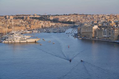 Valetta, Malta - 7 Haziran 2023: Gün batımında Büyük Liman 'dan Yukarı Barrakka Bahçelerinden Malta' daki Birgu ve Senglea 'ya