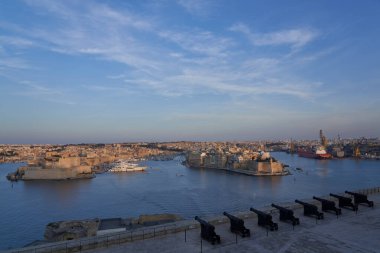 Valetta, Malta - 7 Haziran 2023: Gün batımında Büyük Liman 'dan Yukarı Barrakka Bahçelerinden Malta' daki Birgu ve Senglea 'ya