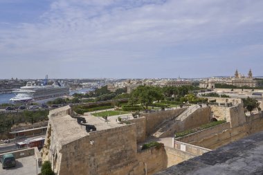 Valetta, Malta - 8 Haziran 2023: Malta Valetta Grand Harbour ile birlikte büyük bir yolcu gemisi